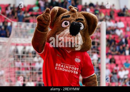 Eindhoven, Niederlande. 30. Juli 2023. EINDHOVEN, NIEDERLANDE - JULI 30: Phoxy, der maskotte von PSV während des Vorsaison-Freundschaftsspiels zwischen PSV und Nottingham Forest FC im Philips Stadion am 30. Juli 2023 in Eindhoven, Niederlande (Foto von Jeroen Meuwsen/Orange Pictures). Guthaben: Orange Pics BV/Alamy Live News Stockfoto