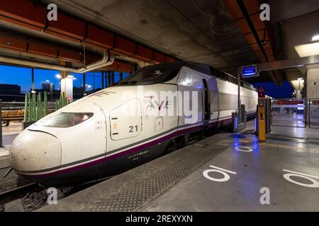 Marseille, Frankreich. 28. Juli 2023. Der erste AVE-Zug von RenFE kommt in Marseille an. Der Bahnhof Marseille Saint-Charles öffnet sich im Wettbewerb mit der Ankunft des spanischen Eisenbahnunternehmens RENFE, das seit dem 28. Juli 2023 eine neue Verbindung zwischen Madrid und Marseille betreibt. (Foto: Laurent Coust/SOPA Images/Sipa USA) Guthaben: SIPA USA/Alamy Live News Stockfoto