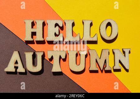 Hallo Herbst, Wörter in hölzernen Buchstaben isoliert auf Hintergrund Stockfoto