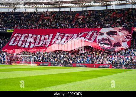 Rotterdam, Niederlande. 30. Juli 2023. Rotterdam - Banner für Orkun Kokcu von Benfica während des Freundschaftsspiels Feyenoord gegen Benfica im Stadion Feijenoord De Kuip am 30. Juli 2023 in Rotterdam, Niederlande. Kredit: Box to box images/Alamy Live News Stockfoto