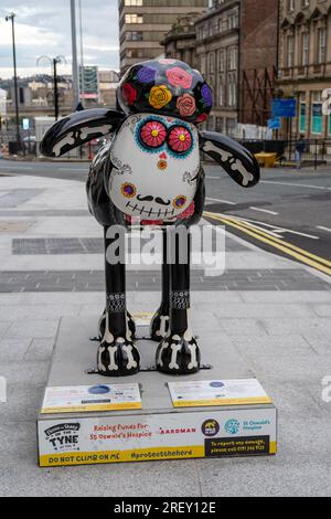 Shaun the Sheep on the Tyne Art Trail - eine Schaffigur mit dem Motto „Day of the Dead“ vor dem Bank House-Gebäude in Newcastle upon Tyne, Großbritannien. Stockfoto