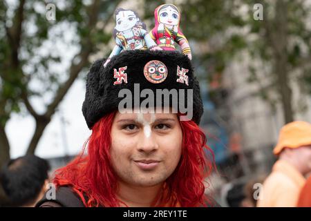 London, Großbritannien. 30. Juli 2023. Tausende Anhänger von Hare Krishna nehmen an der jährlichen Ratha Yatra-Prozession vom Hyde Park zum Trafalgar Square Teil. Bei der farbenfrohen Hindufeier sehen Sie einen Wagen mit Abbildern von Lord Jagannath und anderen Diäten, die am Seil gezogen werden, wobei Teilnehmer Musik spielen, singen, tanzen und kostenloses Essen genießen. Kredit: Ron Fassbender/Alamy Live News Stockfoto