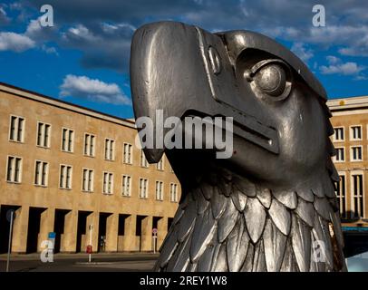 Leiter des Adlers aus der Nazizeit vor dem ehemaligen Flughafen Tempelhof, Berlin Stockfoto