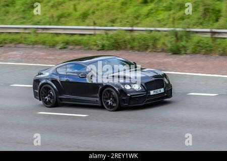 Black Chrysler 300C, 300 C SRT-8 Auto, 6,1L Saugmotor V8; Fahrt mit hoher Geschwindigkeit auf der Autobahn M6 im Großraum Manchester, Großbritannien Stockfoto