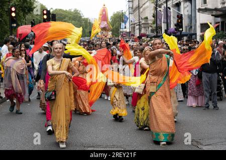 London, Großbritannien. 30. Juli 2023. Tausende Anhänger von Hare Krishna nehmen an der jährlichen Ratha Yatra-Prozession vom Hyde Park zum Trafalgar Square Teil. Bei der farbenfrohen Hindufeier sehen Sie einen Wagen mit Abbildern von Lord Jagannath und anderen Diäten, die am Seil gezogen werden, wobei Teilnehmer Musik spielen, singen, tanzen und kostenloses Essen genießen. Kredit: Ron Fassbender/Alamy Live News Stockfoto