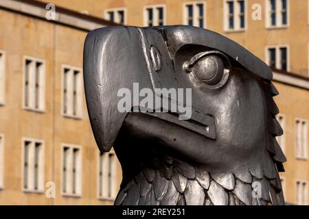 Leiter des Adlers aus der Nazizeit vor dem ehemaligen Flughafen Tempelhof, Berlin Stockfoto