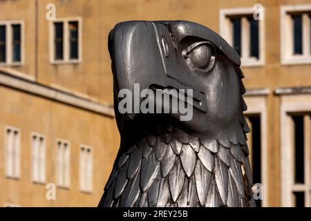 Leiter des Adlers aus der Nazizeit vor dem ehemaligen Flughafen Tempelhof, Berlin Stockfoto