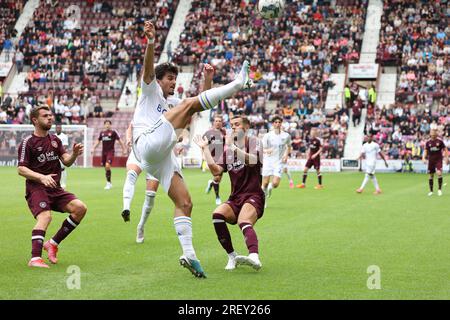 Edinburgh, Großbritannien. 30. Juli 2023. Tynecastle Park. Edinburgh. Heart of Midlothian FC gegen Leeds United. 30. Juli 2023 Während der Vorsaison hält Leeds Pascal Struuk Herzen in Schach (Foto: David Mollison/Alamy Live News) Stockfoto