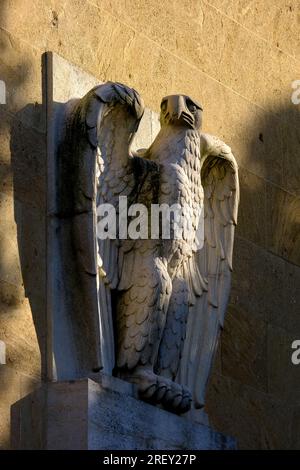 Bas-Relief des Adlers an der Fassade des Flughafens Tempelhof, Berlin Stockfoto