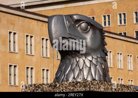 Leiter des Adlers aus der Nazizeit vor dem ehemaligen Flughafen Tempelhof, Berlin Stockfoto