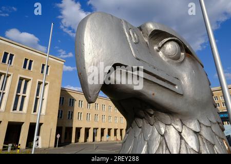 Leiter des Adlers aus der Nazizeit vor dem ehemaligen Flughafen Tempelhof, Berlin Stockfoto