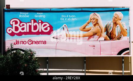 Lissabon, Portugal - 27. Juli 2023: Großes Werbebanner für Barbie-Filme in Lissabon, Portugal mit Margot Robbie und Ryan Gosling Stockfoto