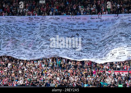 Rotterdam, Niederlande. 30. Juli 2023. Rotterdam - Banner für die Feyenoord-Anhänger, die während des Freundschaftsspiels zwischen Feyenoord und Benfica am 30. Juli 2023 im Stadion Feijenoord de Kuip in Rotterdam, Niederlande, verstorben sind. Kredit: Box to box images/Alamy Live News Stockfoto