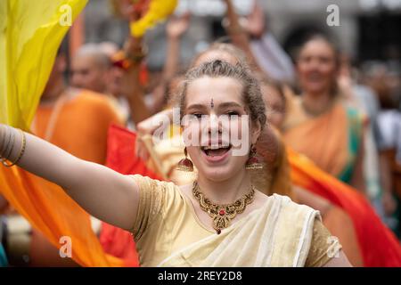 London, Großbritannien. 30. Juli 2023. Ein Tänzer tritt auf, während Tausende Anhänger von Hare Krishna an der jährlichen Ratha Yatra Prozession vom Hyde Park zum Trafalgar Square teilnehmen. Bei der farbenfrohen Hindufeier sehen Sie einen Wagen mit Abbildern von Lord Jagannath und anderen Diäten, die am Seil gezogen werden, wobei Teilnehmer Musik spielen, singen, tanzen und kostenloses Essen genießen. Kredit: Ron Fassbender/Alamy Live News Stockfoto