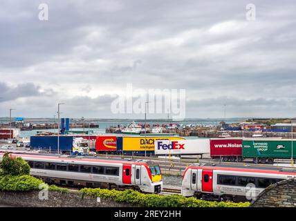 Inner Harbour am Hafen von Holyhead mit Schiffscontainern auf der Handelsroute zwischen Großbritannien und Irland (nach dem Brexit) sowie lokalen Zugeinheiten. Stockfoto