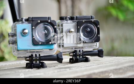 2 Action Cams auf dem Boden, wasserdicht und staubdicht Stockfoto