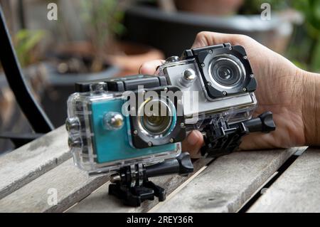 Action Cams auf dem Boden, wasserdicht und staubdicht Stockfoto