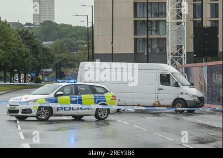 Lawley Middleway, 30. Juli 2023: Ein Mann befindet sich nach einem Verkehrsunfall in Birmingham, England, in einem lebensbedrohlichen Zustand. Die Polizei bewachte eine Szene, in der ein Mann erstochen wurde und ein weiterer Überfall in der Nähe des Stadtzentrums von Birmingham. Zwei Fahrzeuge, ein Auto und ein Lieferwagen, wurden auf dem Lawley Middleway abgesperrt, nahe der Forster Street. Der Vorfall im Straßenverkehr kam am Sonntag, den 30. Nachmittag, auf der normalerweise befahrenen Ringstraße. Die Polizei von West Midlands sagte in einer Erklärung: „Wir ermitteln, nachdem zwei Männer in der Forster Street, Birmingham, kurz nach 2,45pm Uhr heute (Sonntag) verletzt wurden. „Die Beamten nahmen Teil und fanden einen ma Stockfoto