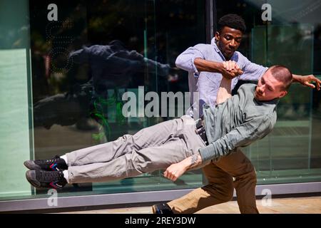 Modernes Tanzduo in den Salford Quays Stockfoto