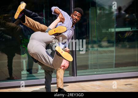 Modernes Tanzduo in den Salford Quays Stockfoto