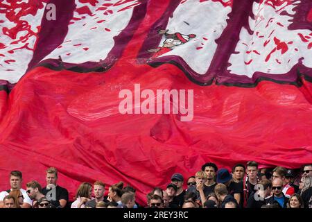 Rotterdam, Niederlande. 30. Juli 2023. Rotterdam - Banner für Orkun Kokcu von Benfica während des Freundschaftsspiels Feyenoord gegen Benfica im Stadion Feijenoord De Kuip am 30. Juli 2023 in Rotterdam, Niederlande. Kredit: Box to box images/Alamy Live News Stockfoto