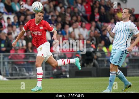 Eindhoven, Niederlande. 30. Juli 2023. EINDHOVEN, NIEDERLANDE - JULI 30: Olivier Boscagli von PSV leitet den Ball während des Vorsaison-Freundschaftsspiels zwischen PSV und Nottingham Forest FC im Philips Stadion am 30. Juli 2023 in Eindhoven, Niederlande (Foto von Jeroen Meuwsen/Orange Pictures). Guthaben: Orange Pics BV/Alamy Live News Stockfoto