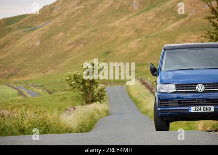 VW 'Transporter Wohnwagen auf offenen Straßen in North Yorkshire Stockfoto