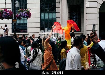 London, Großbritannien. 30. Juli 2023 Ein heftiger Regenschauer zieht über das alljährliche Londoner Rathayatra, dämpft aber nicht die Feier im Zentrum von London, wo eine Wagenprozession an Wahrzeichen wie dem Piccadilly Circus und dem Trafalgar Square vorbeizieht. Die jährliche Veranstaltung ist eine hinduistische Tradition, und diese spezielle Veranstaltung wird von der Sekte Hare Krishna organisiert. © Simon King/Alamy Live News Stockfoto