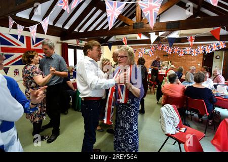 Kronentee-Tanz in der Coalport Village Hall 2023. BILD VON DAVE BAGNALL Stockfoto