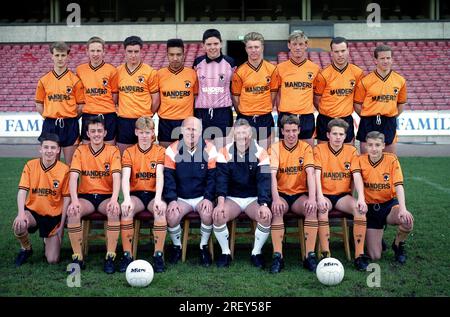 Wolverhampton Wanderers Football Club Jugendteam 1988 LtoR Stuart Leeding, Jamie Garner, Kevin Woodbine, Nevill Fennell, Andy de Bont, David Butler, Andy Harnett, Colin Taylor, Loy Stobart. Erste Reihe Jamie Farrington, Stephen Morgan, Ian Tonner, Reg Brassington, Barry Powell, Dave Read, Andy Kelly, Warren Jones. Stockfoto