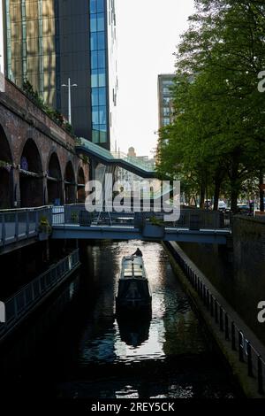 Das Stadtzentrum von Manchester und der Rochdale Canal im Deansgate Locks-Bereich in der Nähe von Castlefield Stockfoto