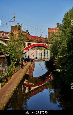 Das Stadtzentrum von Manchester und der Rochdale Canal im Deansgate Locks-Bereich in der Nähe von Castlefield Stockfoto