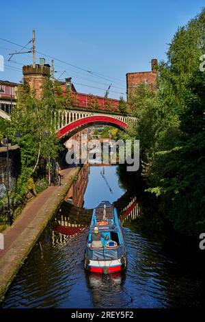 Das Stadtzentrum von Manchester und der Rochdale Canal im Deansgate Locks-Bereich in der Nähe von Castlefield Stockfoto