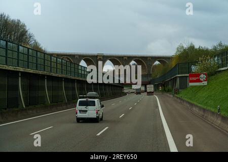 Dresden - 24. April 2023: Autoverkehr auf der Autobahn unter dem Aquiduct. Stockfoto