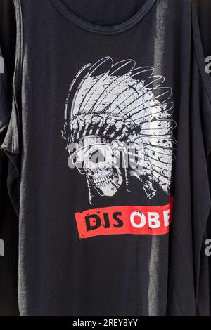 Die First Nations missachten Mode-T-Shirt-Kleidung, die im Powwow der Tsuut' ina Nation zum Verkauf angeboten wird. Alberta Kanada Stockfoto