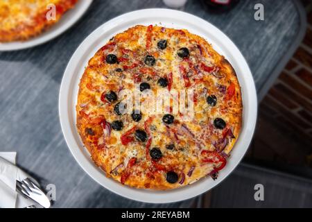 Schwarze Olive pizza Stockfoto