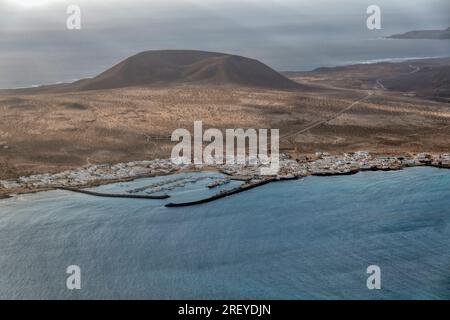 Blick auf das kleine Dorf Caleta del Sebo auf der Insel La Graciosa auf den kanarischen Inseln, spanien Stockfoto