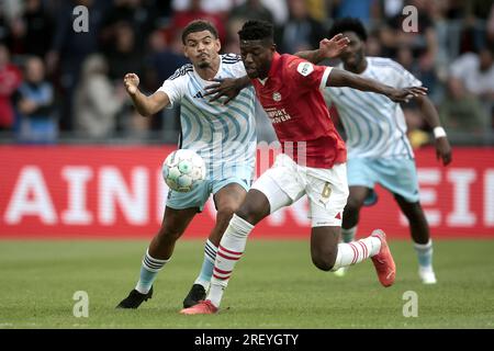 EINDHOVEN - (lr) Morgan Gibbs White vom Nottingham Forest FC, Ibrahim Sangare von PSV Eindhoven während des Freundschaftsspiels zwischen PSV Eindhoven und Nottingham Forest FC im Phillips Stadium am 30. Juli 2023 in Eindhoven, Niederlande. ANP JEROEN PUTMANS Stockfoto