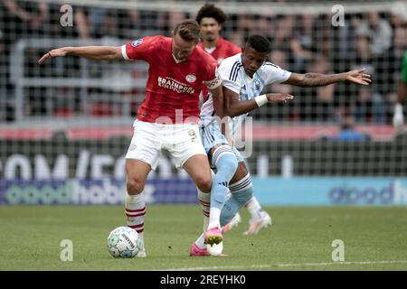 EINDHOVEN - (lr) Luuk de Jong von PSV Eindhoven, Danilo Dos Santos vom Nottingham Forest FC während des Freundschaftsspiels zwischen PSV Eindhoven und Nottingham Forest FC im Phillips Stadion am 30. Juli 2023 in Eindhoven, Niederlande. ANP JEROEN PUTMANS Stockfoto