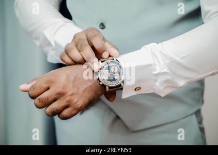Nahaufnahme der Hände eines Mannes in Anzug und Uhr Stockfoto