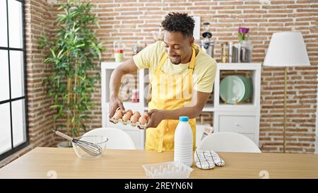 afroamerikanischer Koch, der Videokochen im Speisesaal aufnimmt Stockfoto