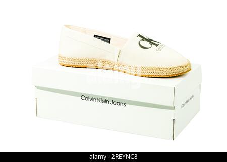 Nahaufnahme der Box mit Calvin Klein Espadrilles Sandalen isoliert auf weißem Hintergrund. Schweden. Stockfoto