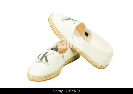 Nahaufnahme von Calvin Klein Espadrilles Sandalen isoliert auf weißem Hintergrund. Schweden. Stockfoto