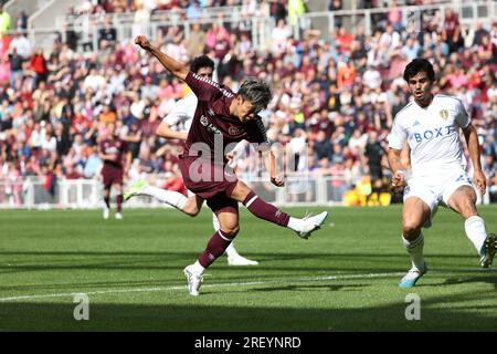 Edinburgh, Großbritannien. 30. Juli 2023. Tynecastle Park. Edinburgh. Heart of Midlothian FC gegen Leeds United. 30. Juli 2023 Während des Vorsaison-Freundschaftsspiels zwischen Hearts und Leeds United Hearts konnte Yutara Oda die Verteidigung von Leeds nicht übertreffen (Foto: David Mollison/Alamy Live News Stockfoto