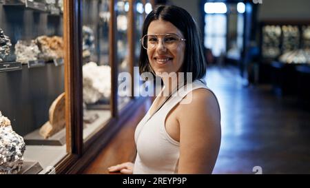 Junge, wunderschöne hispanische Frau besucht geologische Ausstellung im Naturhistorischen Museum in Wien Stockfoto