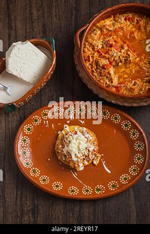 Authentische mexikanische Hühnchen-Tinga mit frischem Käse und Sahne auf Toast. Stockfoto