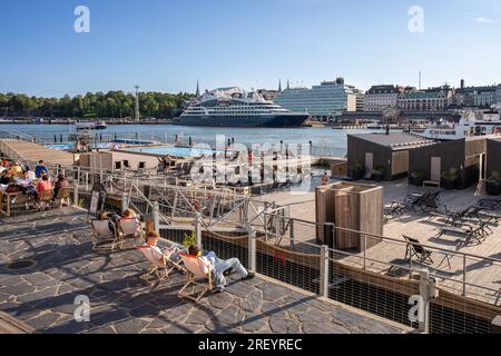 Allas Sea Pool Outdoor Spa auf einer schwimmenden Terrasse in der Abendsonne. Helsinki, Finnland. Stockfoto