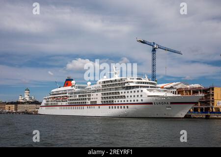 M/S Europa of Hapag-Lloyd Cruises, einst als das beste luxuriöse Kreuzfahrtschiff der Welt beschrieben, liegt am Katajanokka-Dock in Helsinki, Finnland Stockfoto