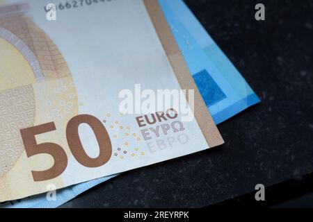 Nahaufnahme einer 50-Euro-Banknote auf dunklem Hintergrund Stockfoto