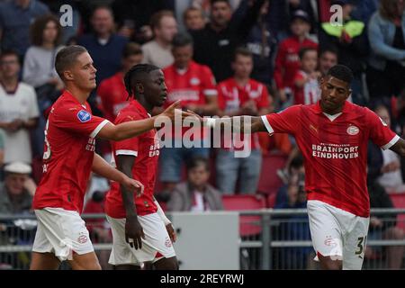 Eindhoven, Niederlande. 30. Juli 2023. EINDHOVEN, NIEDERLANDE - JULI 30: Johan Bakayoko von PSV feiert nach dem ersten Tor seiner Seiten mit Joey Veerman von PSV, Patrick van Aanholt von PSV während des saisonalen Freundschaftsspiels zwischen PSV und Nottingham Forest FC im Philips Stadion am 30. Juli 2023 in Eindhoven, Niederlande (Foto von Jeroen Meuwsen/Orange Pictures) Guthaben: Orange Pics BV/Alamy Live News Stockfoto